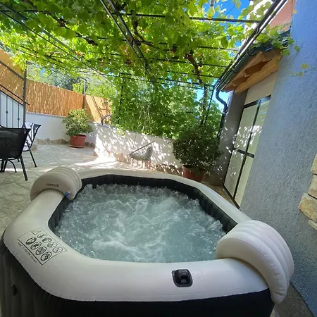 Maja With Jacuzzi *